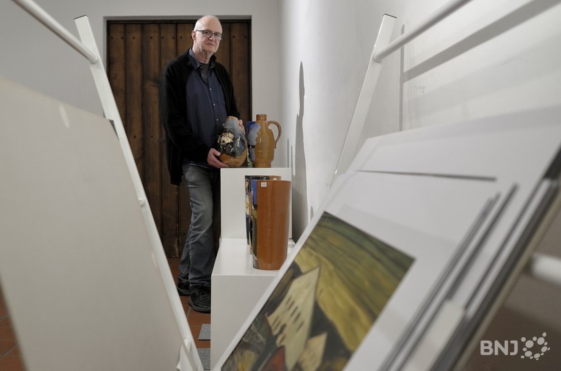 Un tableau des Franches-Montagnes et Pierre-Alain Michel teanant un vase de Pierre Michel