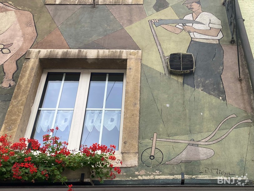Facade de l'Hôtel du Boeuf à Delémont avec la fresque de Pierre Michel