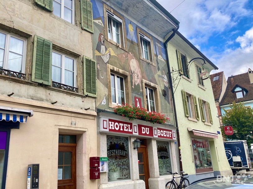 Facade de l'Hôtel du Boeuf à Delémont avec la fresque de Pierre Michel
