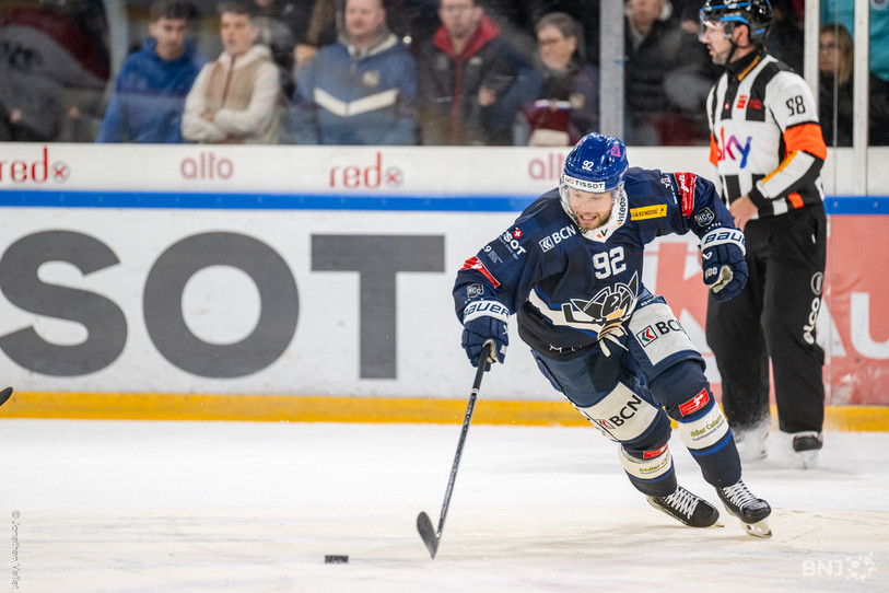 Gilian Kohler, aligné en première ligne, et le HC La Chaux-de-Fonds ont fait le nécessaire pour renouer avec la victoire devant leur public. (photo: archives Jonathan Vallat.)