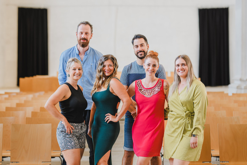 Le comité du premier salon de l'événementiel attend les visiteurs aux Jésuites. De gauche à droite, au premier rang, Marine Lallemand, Nathalie Monin, Rachel Wermeille et Tiffanie Houlmann, à l'arrière, Clément Bourgeois et Anthony Helg. (Photo : Basile Sanglard)