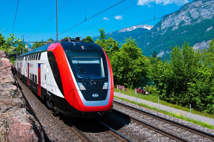 Tom Bühlmann, journaliste à RJB, partage son expérience d’un trajet en train déconnecté de la technologie et de son regard sur la diversité des voyageurs.