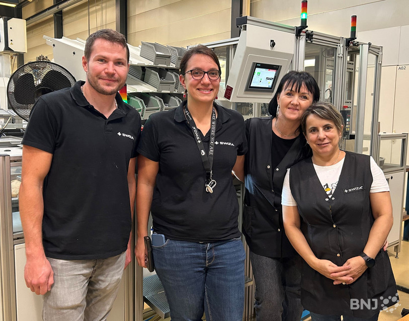 Légende : Elise Koenig (deuxième depuis la gauche) en compagnie d’une partie de l’équipe de production des couteaux Swiza.