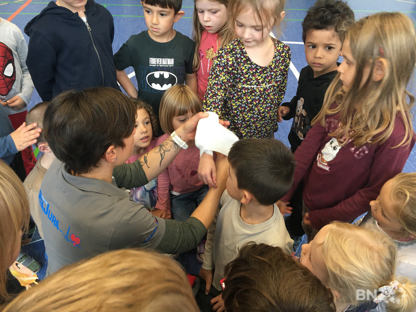 Les enfants de Cornol ont vu comment une infirmière posait un bandage.