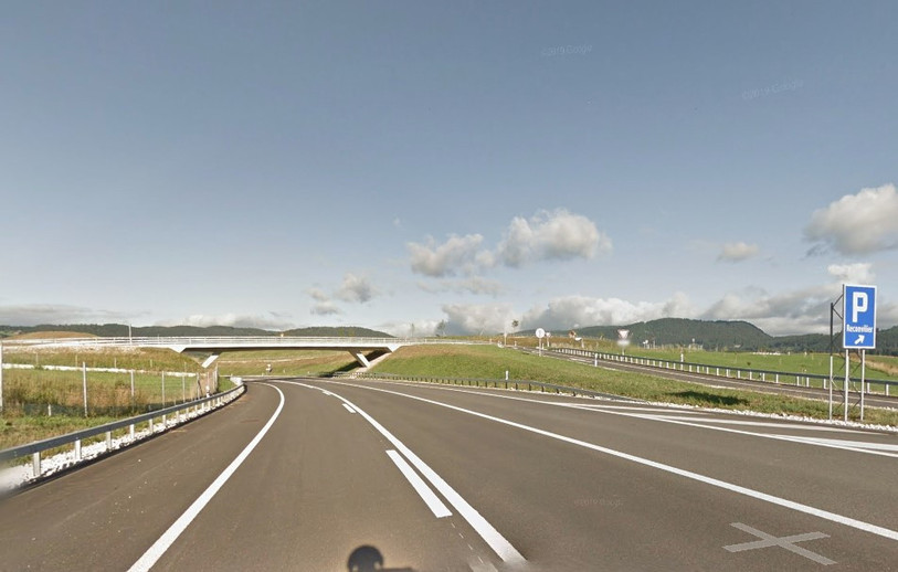 L'accident a eu lieu non loin de l'aire de repos de Reconvilier. (Image : Google Street View).