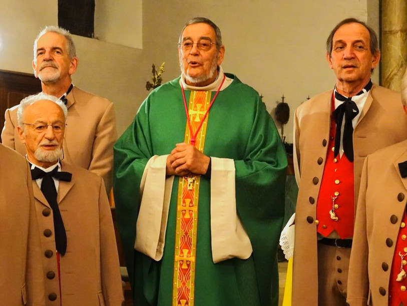 Jacques Oeuvray, ici entouré de plusieurs membres de la chorale des patoisants d’Ajoie et du Clos-du-Doubs, aimait dire la messe en patois. (photo : jurapastoral.ch)