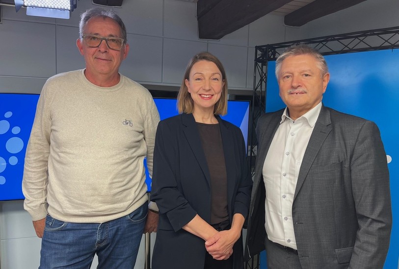 Jean-Noël Maillard (directeur de Caritas Jura), Mathilde Crevoisier Crelier (Conseillère aux Etats/PS) et Charles Juillard (Conseiller aux Etats/Le Centre, de gauche à droite) ont débattu sur les primes maladie et les coûts de la santé.