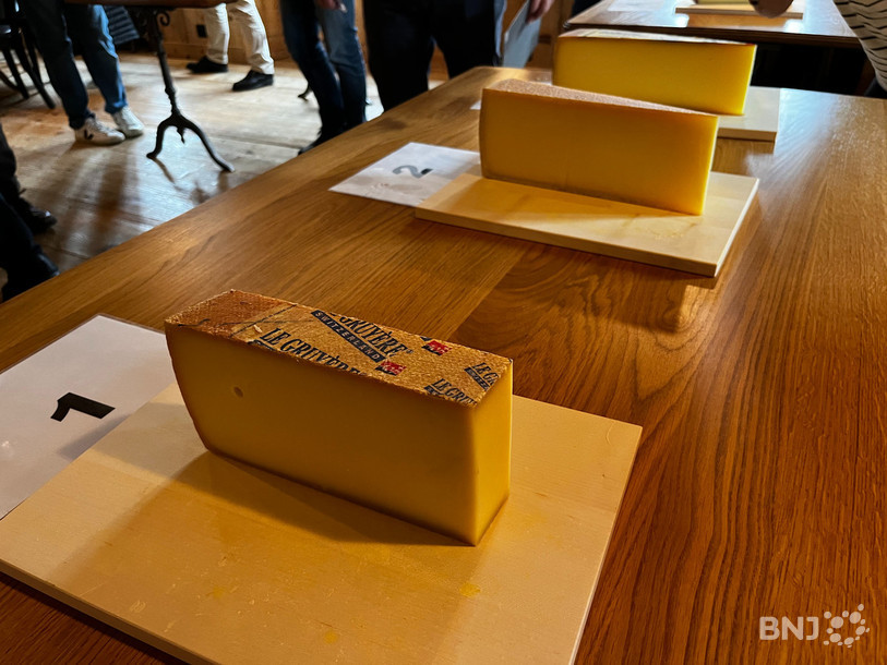Au total, neuf gruyères de sept fromageries différentes étaient à déguster jeudi à La Sagne.