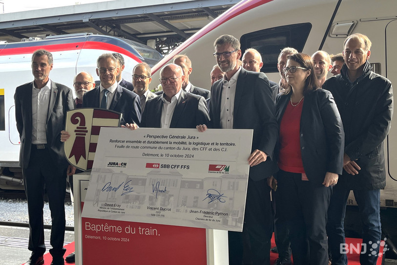 Les CFF, les CJ et le Canton du Jura ont signé ce jeudi une feuille de route pour le développement des transports publics dans le canton.