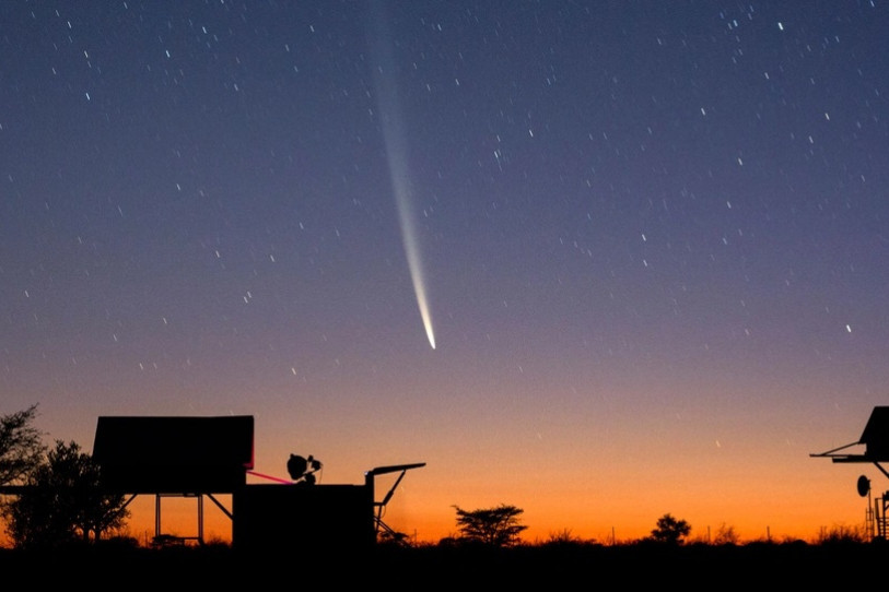 La comète Tsuchinshan se dresse au-dessus de l'horizon. (Photo : Keystone/APA/WAA/Michael Jäger,Gerald Rhemann).