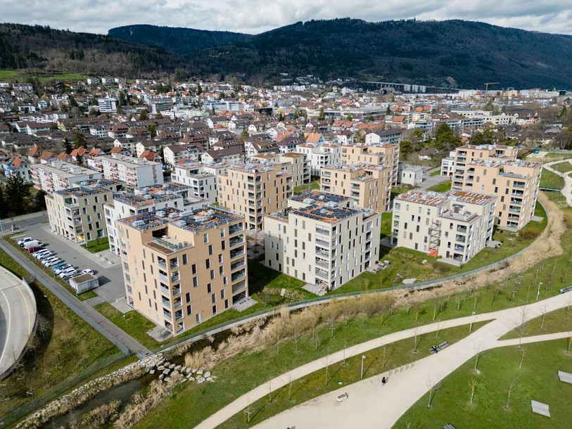 Les architectes déplorent que la teinte « café au lait » ou le beige soient les couleurs privilégiées pour les lotissements, comme celui des « Jardins du Paradis » à Bienne. (Photo : Matthias Käser)