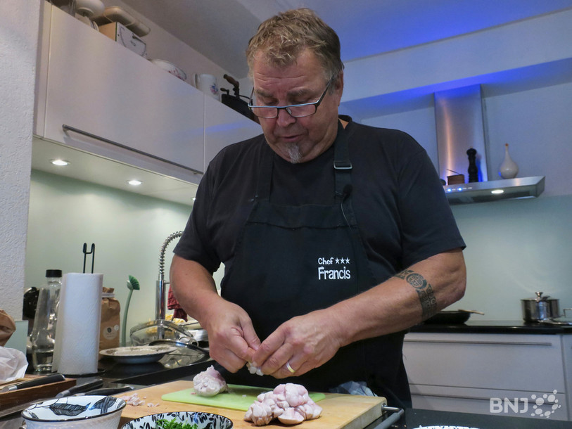 Francis Charmillot retire scrupuleusement tous les petits nerfs des ris de veau