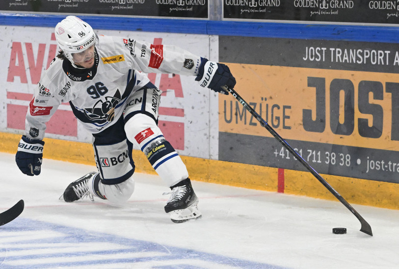 Malgré la présence de son meilleur buteur sur la glace, le Canadien Steven Owre, le HCC est resté muet samedi soir.  (photo : Georges Henz).
