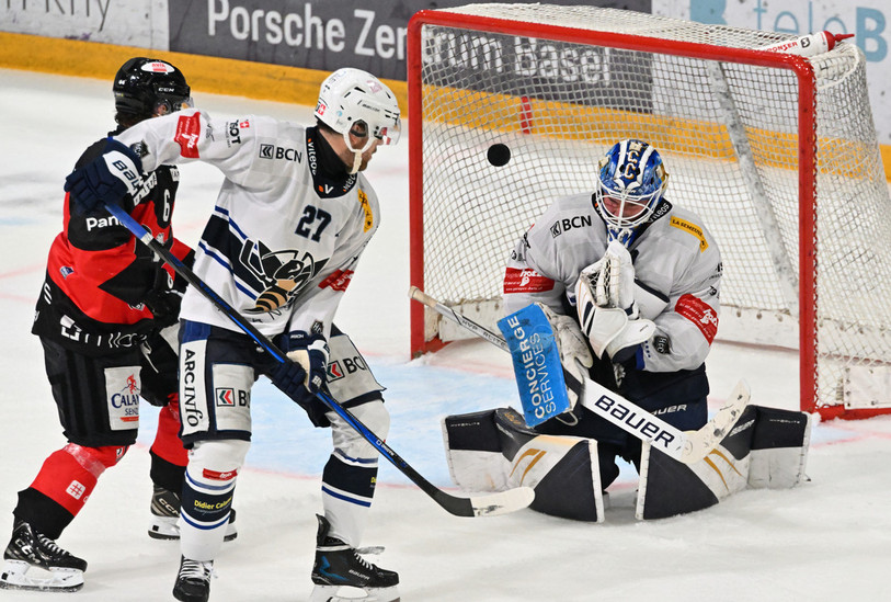 Le défenseur du HCC Anthony Huguenin et son gardien, Viktor Östlund, se sont montrés solides à Viège dimanche soir. (photo archives : Georges Henz).