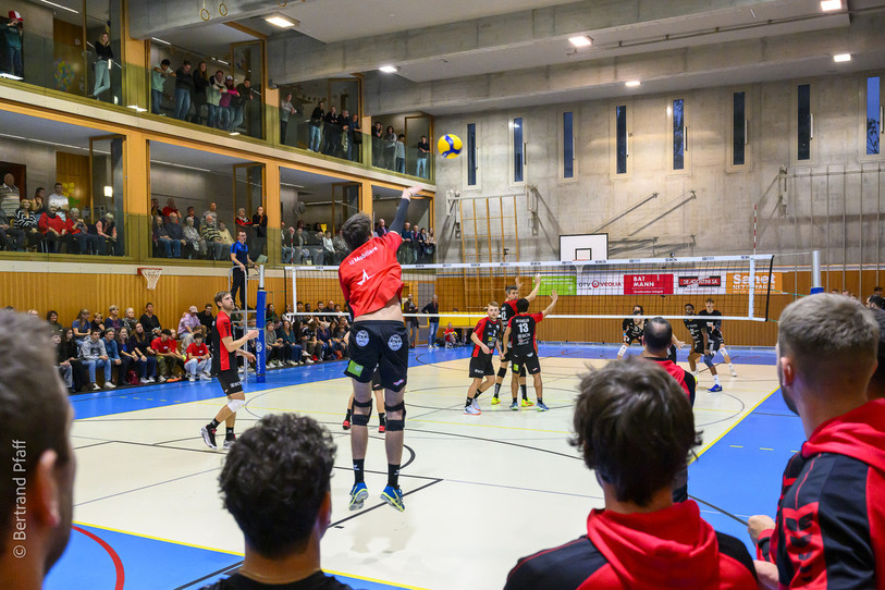 Le public est venu encourager Colombier Volley contre les Genevois samedi. (Photo : Bertrand Pfaff)