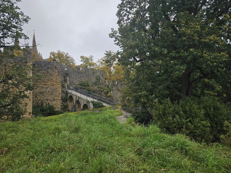 Le Jardin du Prince se trouve à l'ouest de la Collégiale et on peut y accéder par ce pont.
