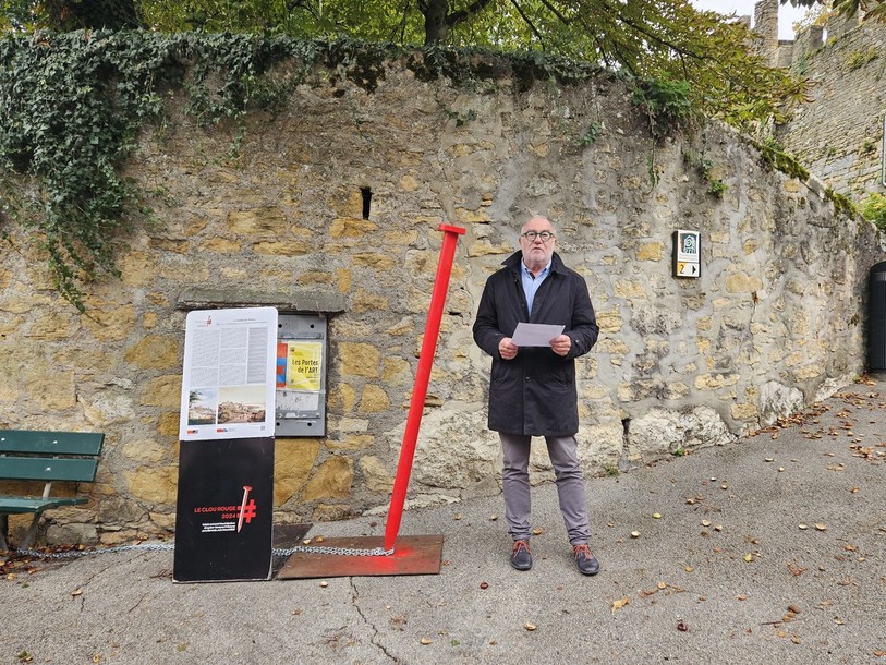 Le clou rouge de Patrimoine suisse a été planté devant l'entrée sud du Jardin du Prince et présenté par Denis Clerc.