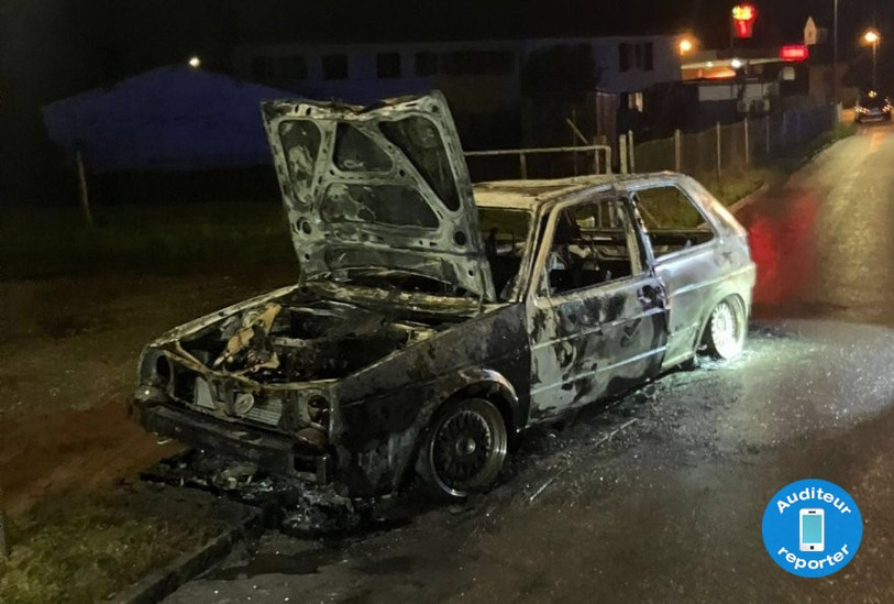 Une voiture a pris feu à Miécourt. (Photo : Auditeur reporter).