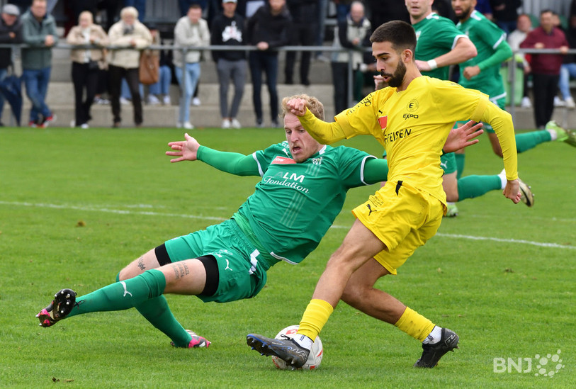 Sur cette action, David Neto Dias va se jouer de Wayan Ducommun pour égaliser. L’attaquant de Bassecourt inscrira un doublé en deux minutes. (Photo : Georges Henz). 