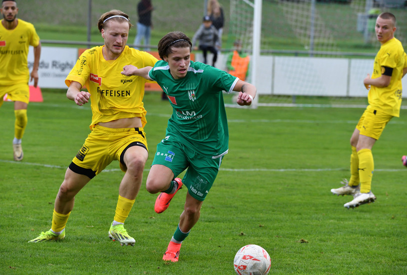 Nohan Cuenat du FC Bassecourt et Hugo Casano du FC Courtételle peuvent avoir le sourire. Les deux formations se sont imposées samedi lors du 1er tour qualificatif pour la prochaine Coupe de Suisse. (Photo archives : Georges Henz)