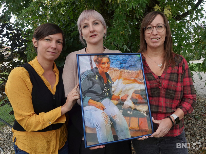Floriane Guédat, Joyce Filoni et Marie Rouege-Seuret jouent la pièce « Les Battantes » avec le portrait de Mélanie