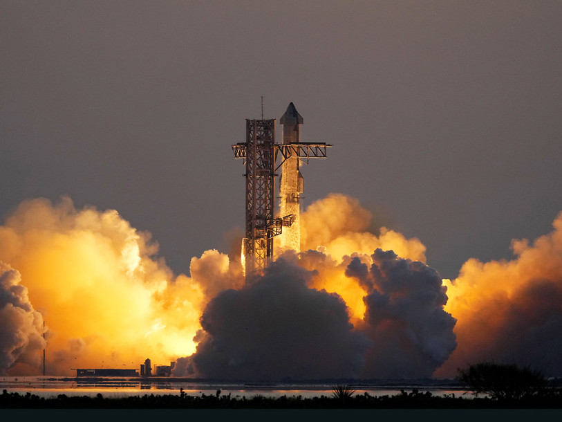 Le lanceur de la fusée Starship de SpaceX a retrouvé sa tour de lancement quelques minutes après le décollage dimanche. (Photo : KEYSTONE/AP/Eric Gay)