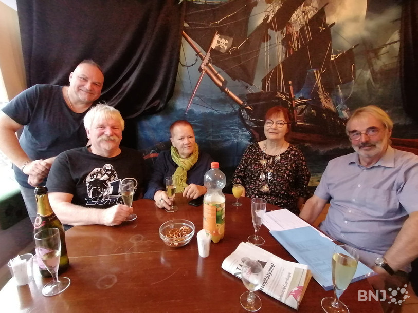De gauche à droite : Didier Studer (patron du restaurant Il Capitano et animateur), Patrizio Robbiani (président du Conseil des seniors de Moutier), Monique et Andrée (deux participantes) et Alain Claude (secrétaire et porte-parole du Conseil des seniors).