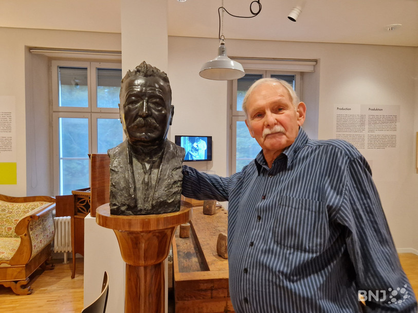 Ulrich Castelberg, posant fièrement avec le buste de son arrière-grand-père.