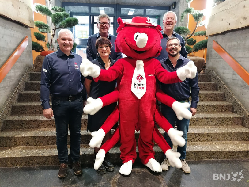 Les organisateurs avec la nouvelle mascotte PAMKO. Derrière et devant, de gauche à droite : Gérard Ossola, Patrick Wäspe, André Buchwalder, Karine Bohin et Maciel Da Silva (président).