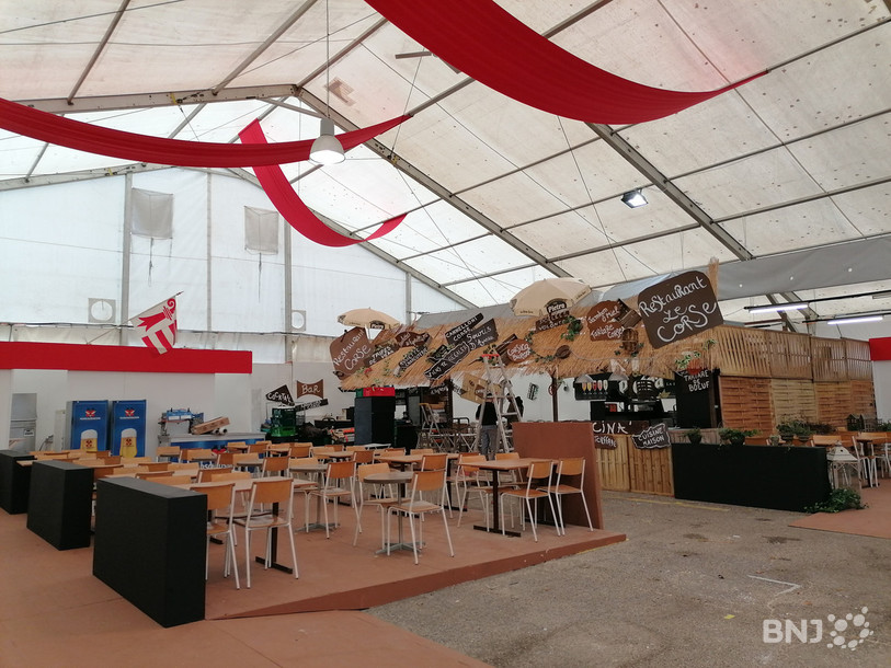 Les installations vont bon train à l'espace gourmand de la Foire du Jura où les gourmands pourront manger des spécialités culinaires de différents pays.