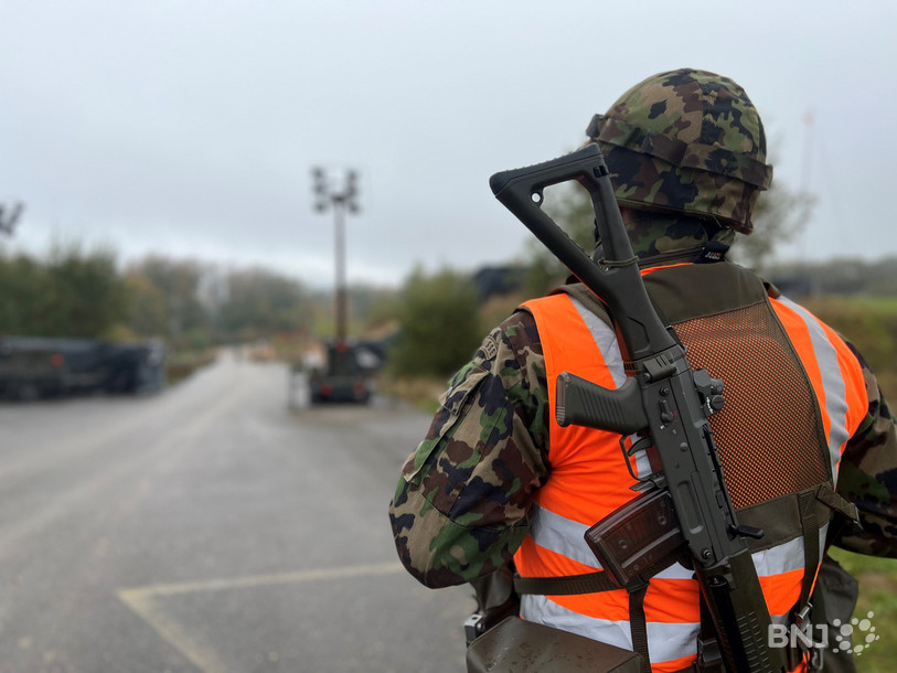 L'aérodrome de Bressaucourt n'est pas fermé ni interdit d'accès, mais gardé comme une base militaire.