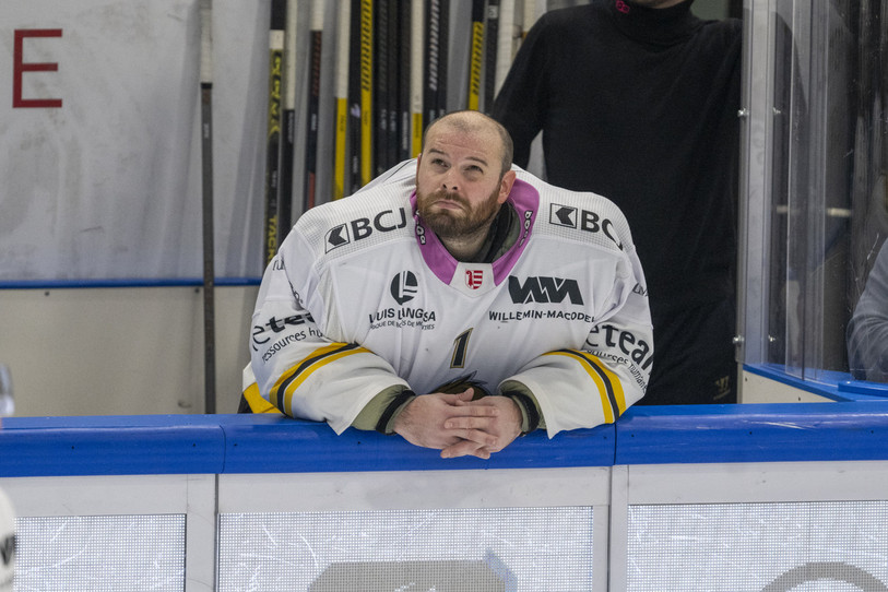 Pensif, le gardien du HC Ajoie Benjamin Conz a vécu une nouvelle soirée compliquée mercredi à Zoug. (photo : KEYSTONE/ Urs Flueeler)