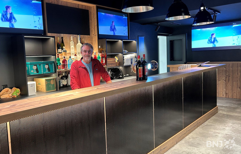 Olivier Cortat, l'un des administrateurs de la société Franches Restauration, dévoile le nouveau bar des sports au Centre de Loisirs des Franches-Montagnes.