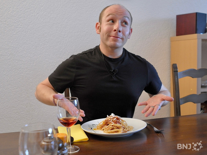 Victor Rossi devant son assiette de pâtes accompagnées de « Sugo Della Nonna ».