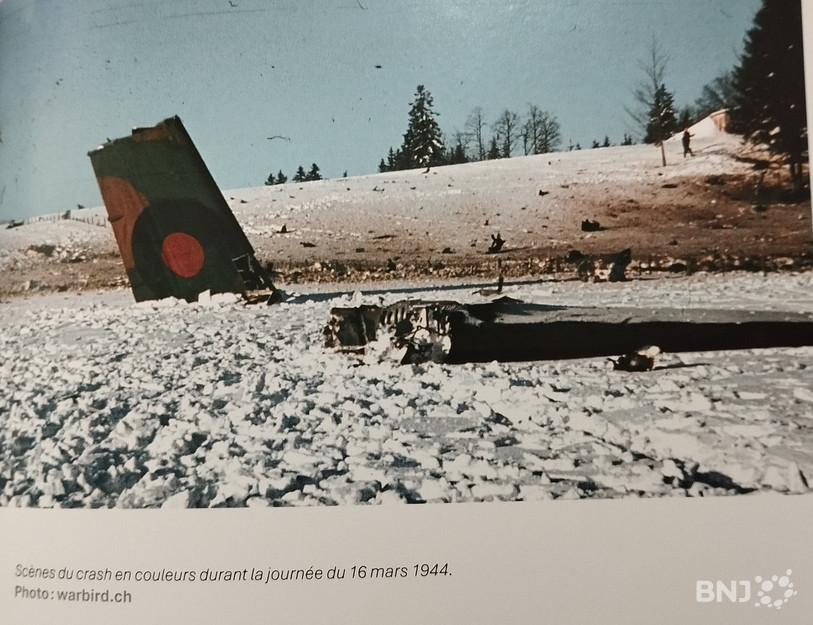 Une photo des débris du bombardier présente dans le livre.