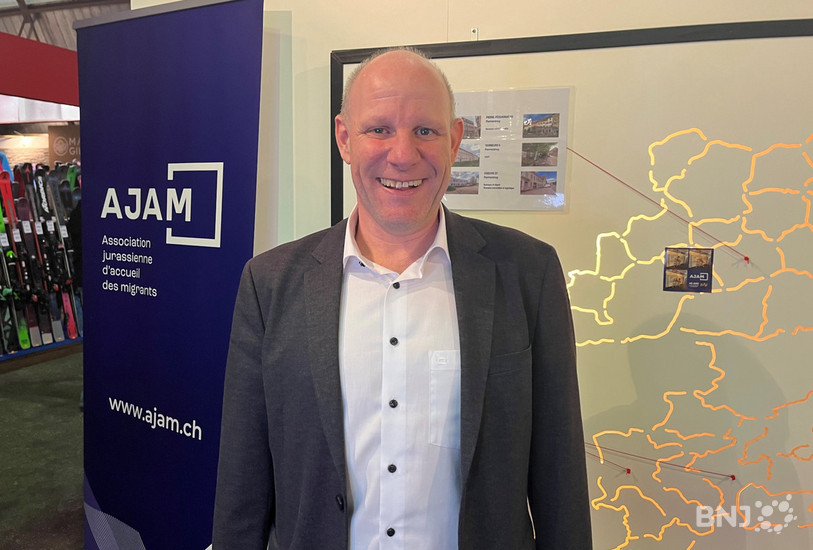 Gilles Froidevaux sur le stand de l'Association jurassienne d'accueil des migrants.