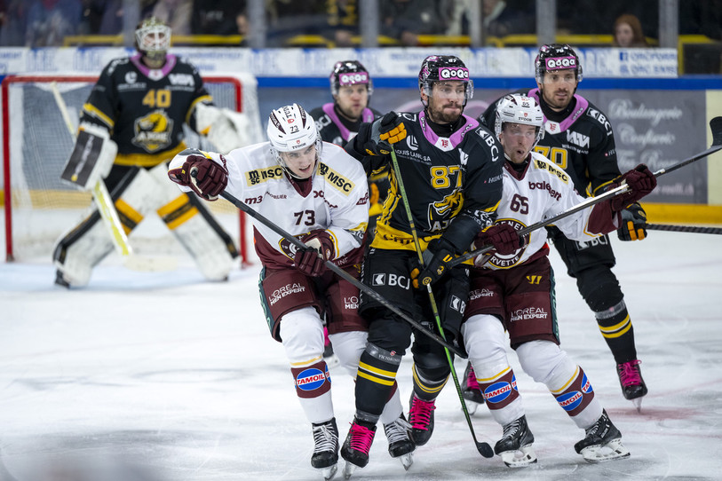 Le match a longtemps été serré entre Jurassiens et Genevois à l'image de ce duel entre l'Ajoulot Marco Pedretti et les Servettiens Christophe Cavalleri et Sakari Manninen. (Photo : KEYSTONE/Georgios Kefalas)