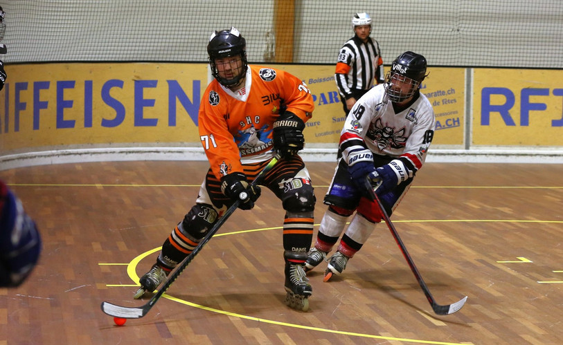 Le défenseur du SHC Rossemaison Ludovic Koller prend l'avantage sur Joris Houlmann du SHC Buix. (Photo : SHC Rossemaison).