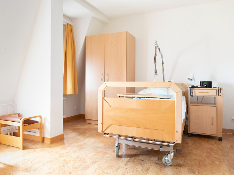 Dans le Jura, environ 15'000 personnes prennent soin d’un proche atteint dans sa santé ou en perte d’autonomie. (Photo prétexte : KEYSTONE / Gaëtan Bally).