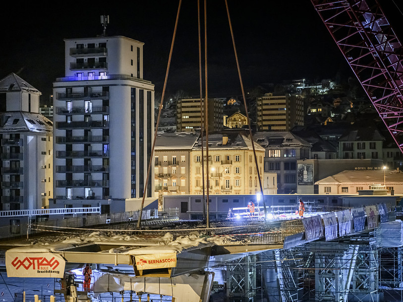 Lors du chantier du Grand-Pont, une opération spectaculaire s’était déroulée en décembre 2023 avec la pose d'un élément métallique, long de 35 mètres, large de 20 mètres et pesant 200 tonnes. (Photo d’archive : KEYSTONE / Gabriel Monnet).