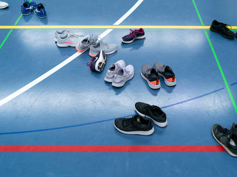 Les enfants de 6 à 12 ans pourront pratiquer diverses activités dans la salle de gym comme des parcours d’obstacles, des jeux de balle ou du trampoline. (Photo : KEYSTONE / Gaëtan Bally).
