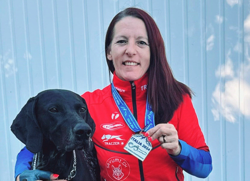 Patricia Steur couronnée lors des Championnats du monde de canicross. (Photo: Thierry Charmillot).