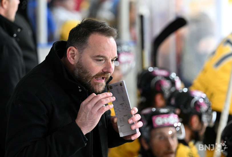Le retour de Julien Vauclair sur le banc comme entraîneur intérimaire n'a pas été couronné de succès mardi contre Fribourg. (Photo: Georges Henz)