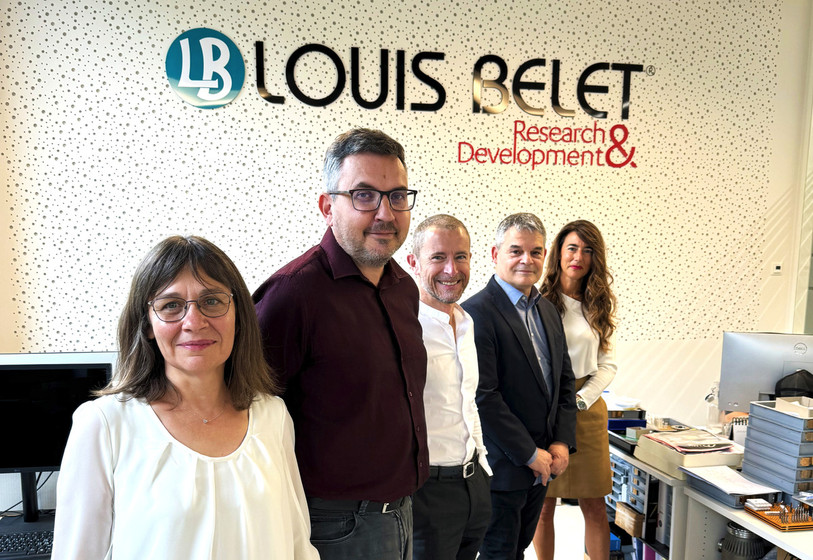 De gauche à droite : Valérie Briquez (professeure), Pierre Falbriard (responsable R&D), Arnaud Maître (Co-CEO), Denis Prêtre (directeur adjoint EI-Arc) et Roxane Piquerez (Co-CEO). (Photo : Louis Bélet).