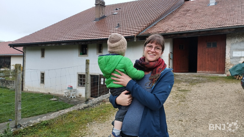Pauline Godat et son fils Jules devant leur maison à La Bosse.