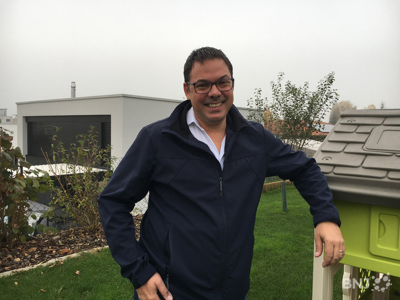 Stéphane Theurillat prend la pose dans son jardin.