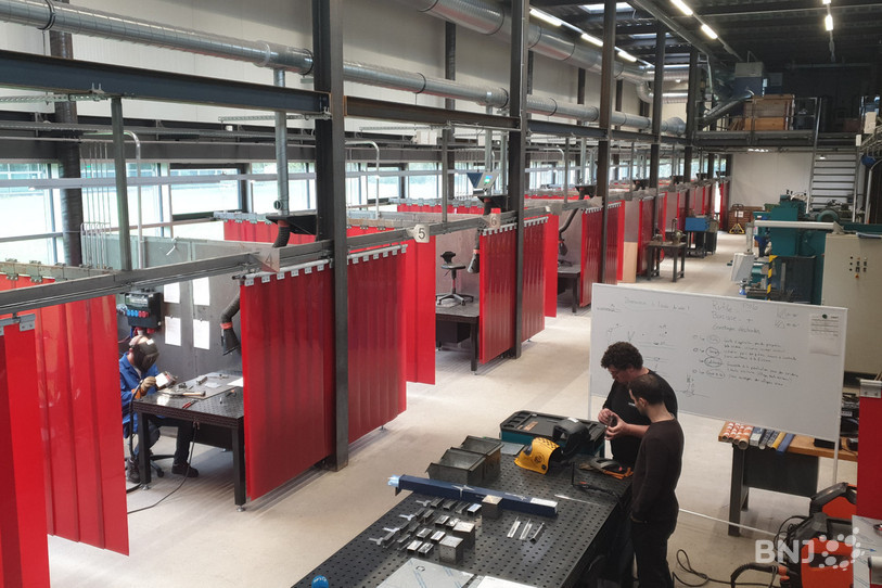 Quatre migrants participent au cours sur la construction métallique à l'École jurassienne du métal à Delémont.