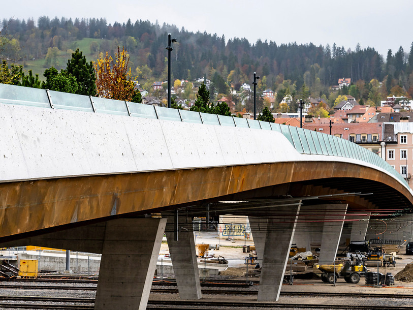 Le nouveau pont est mixte acier-béton et d’une longueur d’environ 145 mètres et d’une largeur de 20 mètres. (Photo : KEYSTONE / Jean-Christophe Bott).
