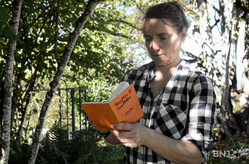 Antoinette Rychner note la vie de son jardin sur son carnet.