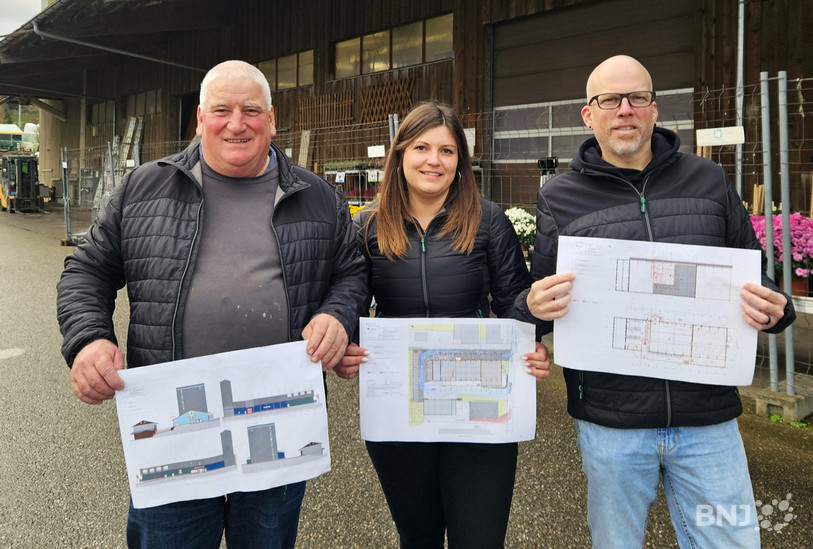 Claude Boillat (responsable agricole), Laura Chatelain (directrice de Landi ArcJura SA) et Vincent Froidevaux (responsable du magasin Landi, de gauche à droite) présentent les plans de rénovation. (Photo : Landi ArcJura)